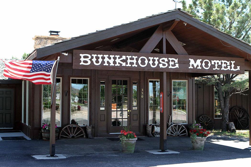 Bunkhouse Motel Guernsey Bagian luar foto