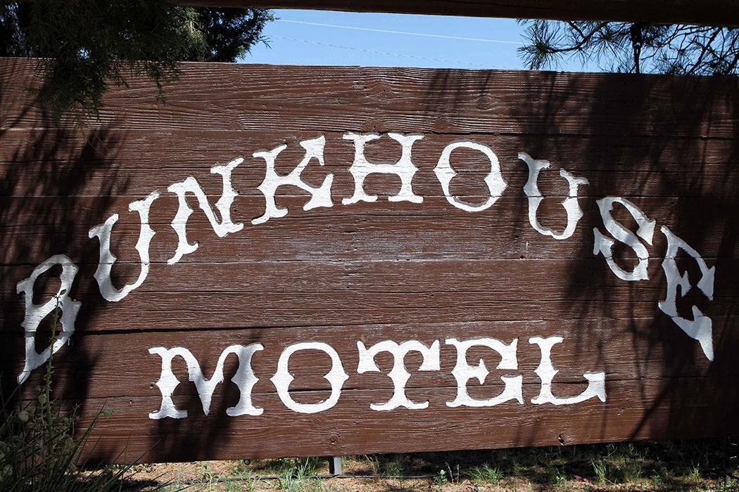 Bunkhouse Motel Guernsey Bagian luar foto
